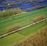 835402 Luchtfoto van recreatiehuisjes in de Kievitsbuurt, het legakkergebied in de Loosdrechtse Plassen te Breukelen; ...